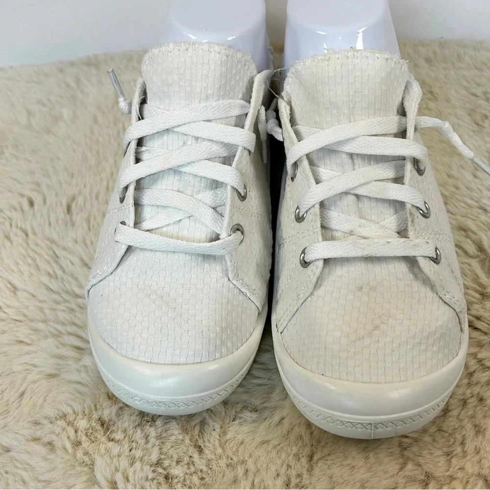Time‎ and Tru White Sneakers Classic Low-Top Design